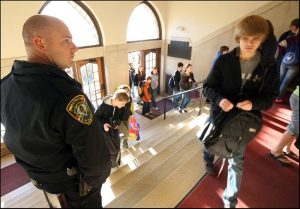 Đặc điểm và nhiệm vụ của nhân viên bảo vệ trường học