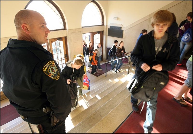 Đặc điểm và nhiệm vụ của nhân viên bảo vệ trường học